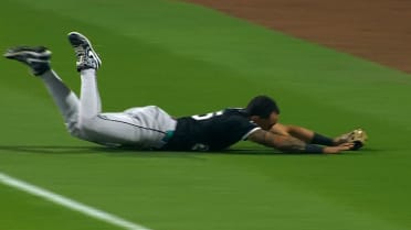 Derek Hill atrapa la pelota lanzándose