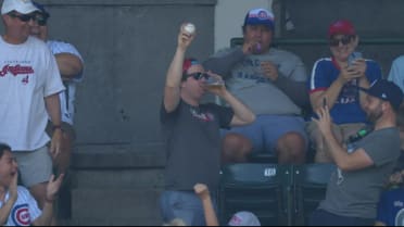 Fan makes impressive one-handed catch