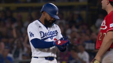 Dodgers score six runs in the 4th inning
