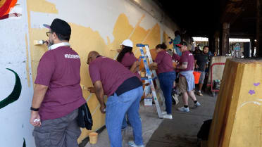 White Sox help out the United Volunteer Corps