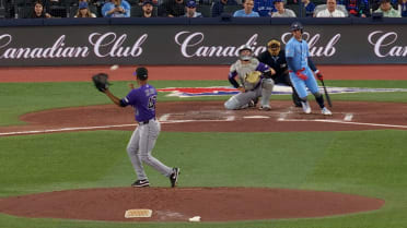 Ryan Feltner sale del juego con una contusión 