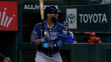 Yandy Díaz pega tres hits ante los Rangers