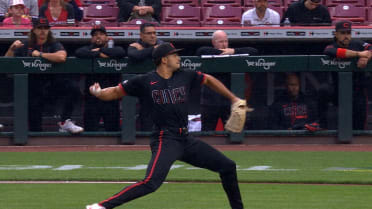 Chase Burns poncha a Zach Neto para empezar el juego