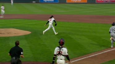 Kody Funderburk fildea de espalda para lograr el out