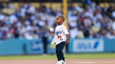 Mookie Betts' son throws out the first pitch