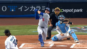 Max Muncy's solo home run (28)