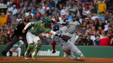 Vladimir Guerrero Jr. safe en home tras revisión 