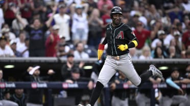 Geraldo Perdomo scores on throwing error