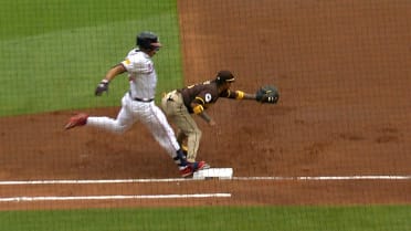 Drake Baldwin es out en primera base tras revisión
