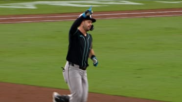 Tim Tawa pega jonrón solitario