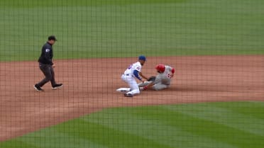 Bryce Harper se embasa tras revisión 