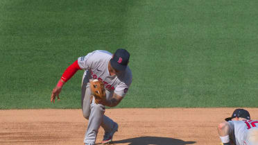 Rafael Devers se recupera y hace la atrapada