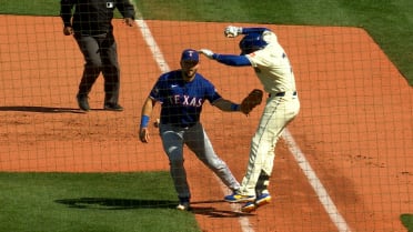 Jorge Polanco reaches first base on a spin move