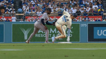 Wilyer Abreu throws out Andy Pages after challenge