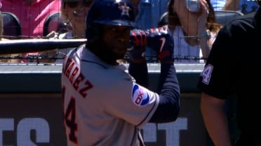Yordan Alvarez's single extends on-base streak
