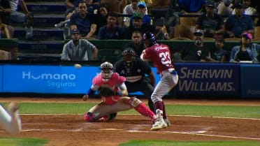 Johan Rojas empuja con hit