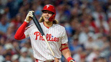 Justin Crawford anota en base por golpe