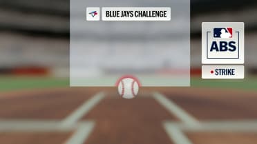 Jaden Hill poncha a Kazuma Okamoto