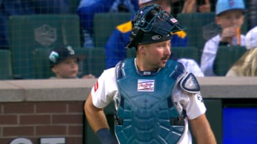  Cal Raleigh nabs Bellinger trying to steal second