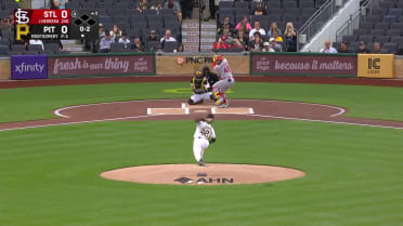 Mason Montgomery fans Iván Herrera