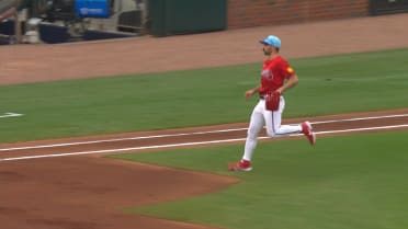 Spencer Strider's between-the-legs snag