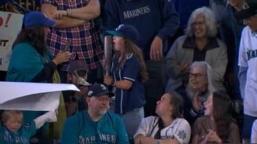 Julio Rodríguez gives young fan a signed bat 