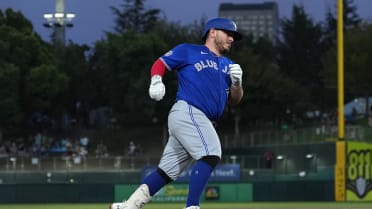 Alejandro Kirk's solo homer (9)