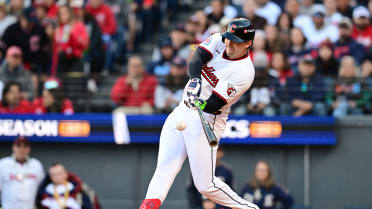 Chase DeLauter impulsa una carrera con roletazo