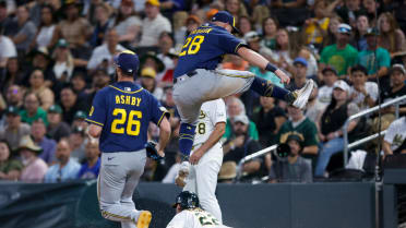 Andrew Vaughn's leaping play over Jeff McNeil