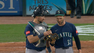 Josh Simpson finishes win for Mariners