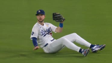Kyle Tucker se desliza y captura