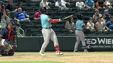 Pedro León hits a 465-foot home run