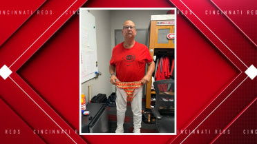 Tyler Stephenson le regala un speedo a Terry Francona