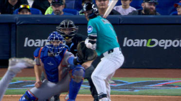 Connor Norby sale del juego con aparente lesión
