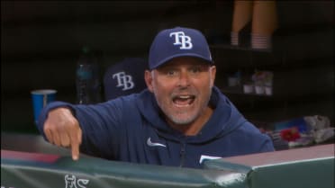 Kevin Cash gets ejected in the 8th