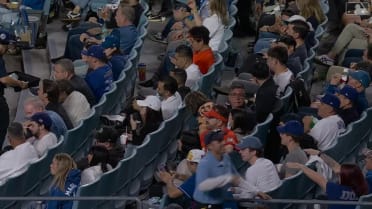 Dos "Marlins Man" aparecen en Dodger Stadium