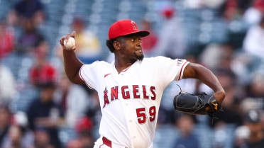 Jose Soriano fans Miguel Vargas