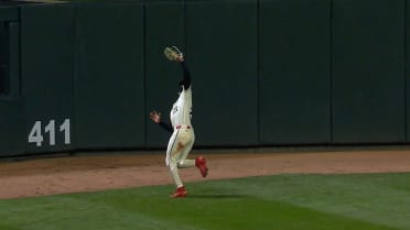 Byron Buxton salta y captura