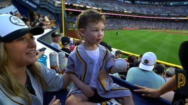 Fan catches Cruz's homer, gives ball to her nephew