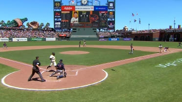 Heliot Ramos scores on a throwing error