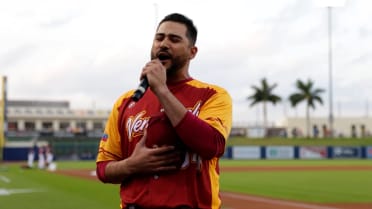 Pérez sings Venezuelan anthem