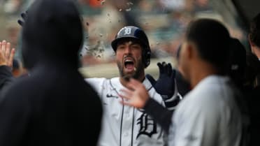 Matt Vierling's leadoff homer (2)
