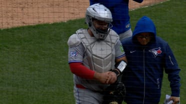 Alejandro Kirk leaves game with injury