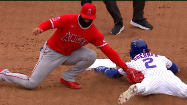 Nico Hoerner steals second, call stands after review