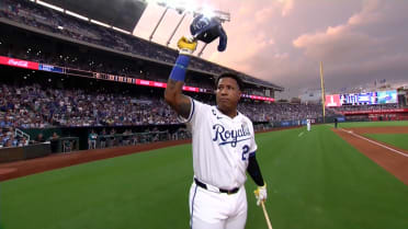 Salvador Perez gets a standing ovation in Kansas City