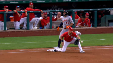 Wenceel Pérez beats double play after review