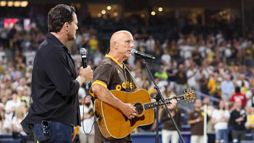 Peavy y Flannery  cantan el himno nacional
