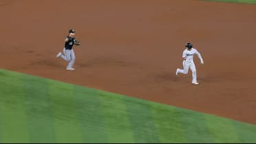 White Sox catch Javier Sanoja in rundown for 2nd out