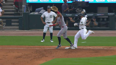 Javier Báez anota en un out forzado