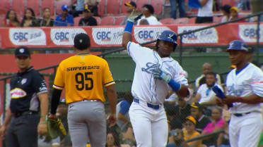 Gustavo Núñez batea triple y luego anota